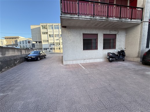 Locale Categoria Catastale A/10. Piano Terra, Ingresso Indipendente.